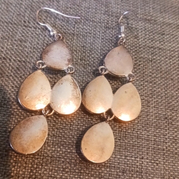 Classic Cream Pearlescent Cascading Dangle Earrings - Pre-loved (2.5") - Picture 3 of 3